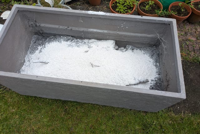 layer-of-perlite-in-planter.jpg