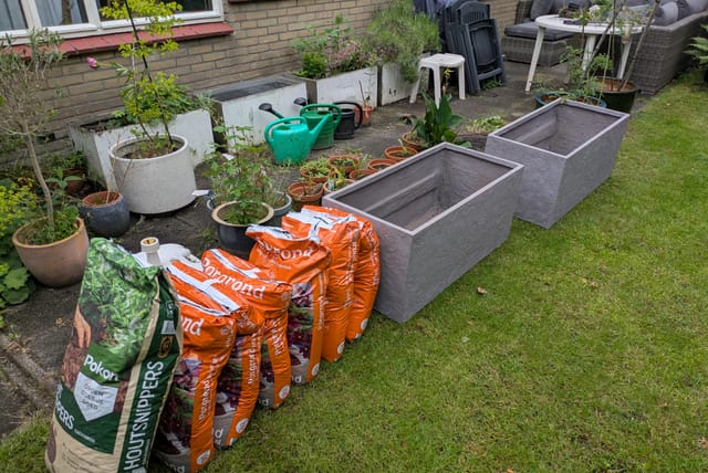 planters-with-soil-and-perlite.jpg