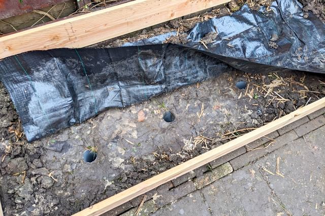 Regenpijpen in de klei plaatsen voor drainage Regenpijpen in de klei plaatsen voor drainage